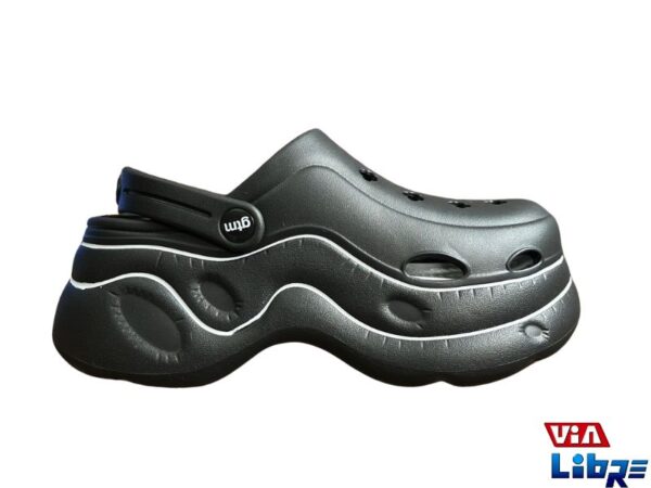 Zueco tipo crocs de goma eva con plataforma negra .