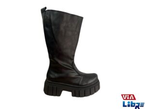 Bota caña alta de ecocuero negro