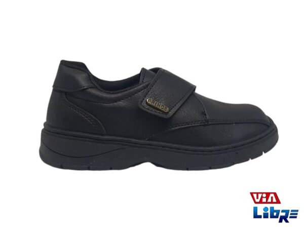 Zapato tipo colegial con abrojos ecocuero