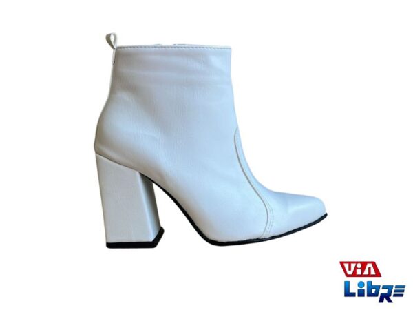 Bota ca?a baja de ecocuero blanca