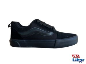 Zapatilla urbana tipo vans de lona negra