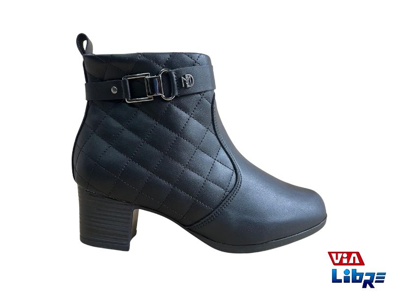 Bota corta botineta de ecocuero negra con taco