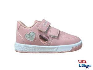 Zapatillas urbanas de ecocuero con abrojos rosa