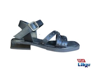 Sandalia baja de ecocuero con tachas