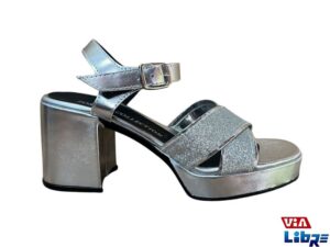 Sandalia con plataforma plateada