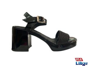 Sandalia charolada con taco ancho