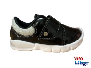 Zapatillas con abrojos de nena